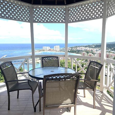 Oceanbreeze Jamaica Penthouse, 7-Minute Walk To Beach オーチョ・リオス エクステリア 写真