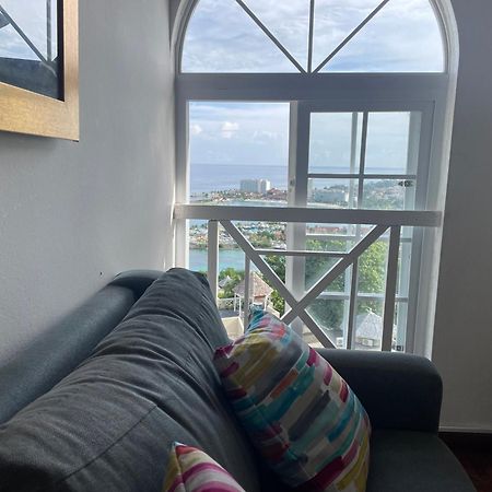 Oceanbreeze Jamaica Penthouse, 7-Minute Walk To Beach オーチョ・リオス エクステリア 写真
