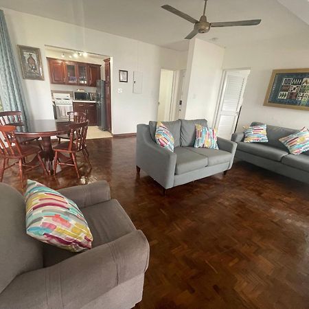 Oceanbreeze Jamaica Penthouse, 7-Minute Walk To Beach オーチョ・リオス エクステリア 写真