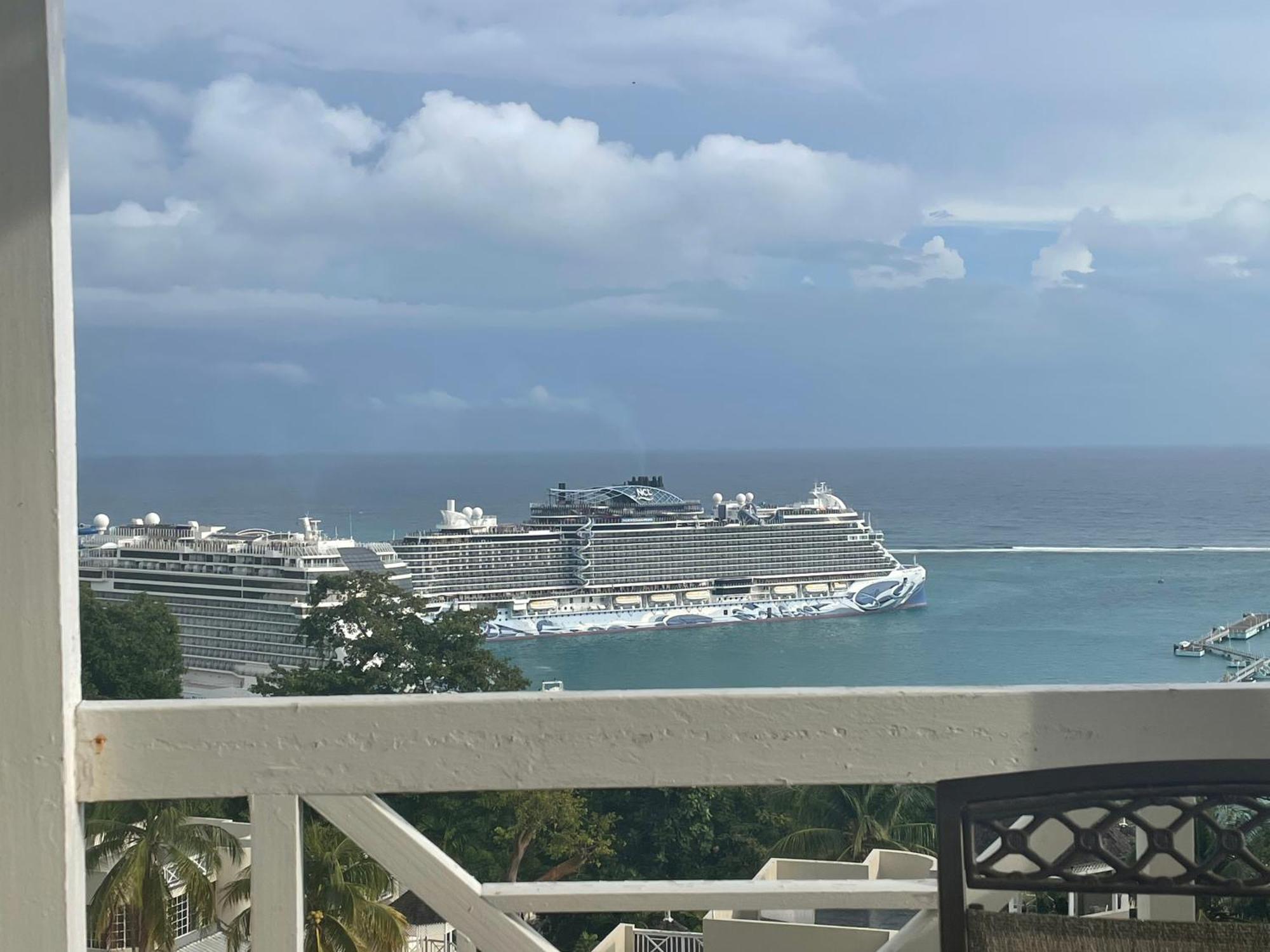 Oceanbreeze Jamaica Penthouse, 7-Minute Walk To Beach オーチョ・リオス エクステリア 写真