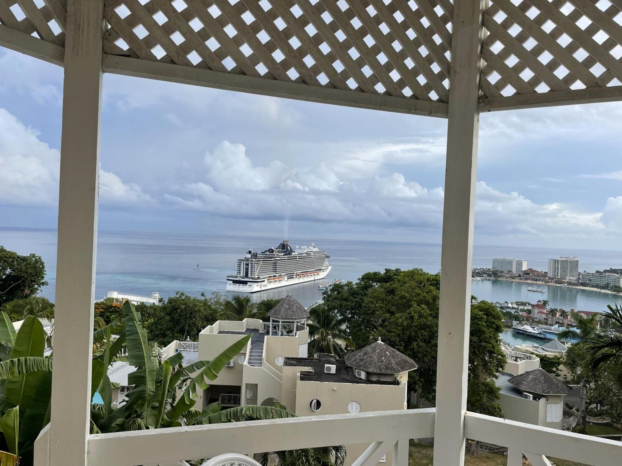 Oceanbreeze Jamaica Penthouse, 7-Minute Walk To Beach オーチョ・リオス エクステリア 写真