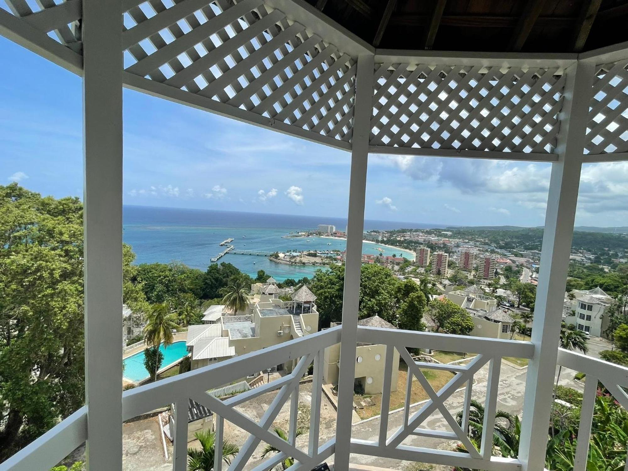 Oceanbreeze Jamaica Penthouse, 7-Minute Walk To Beach オーチョ・リオス エクステリア 写真