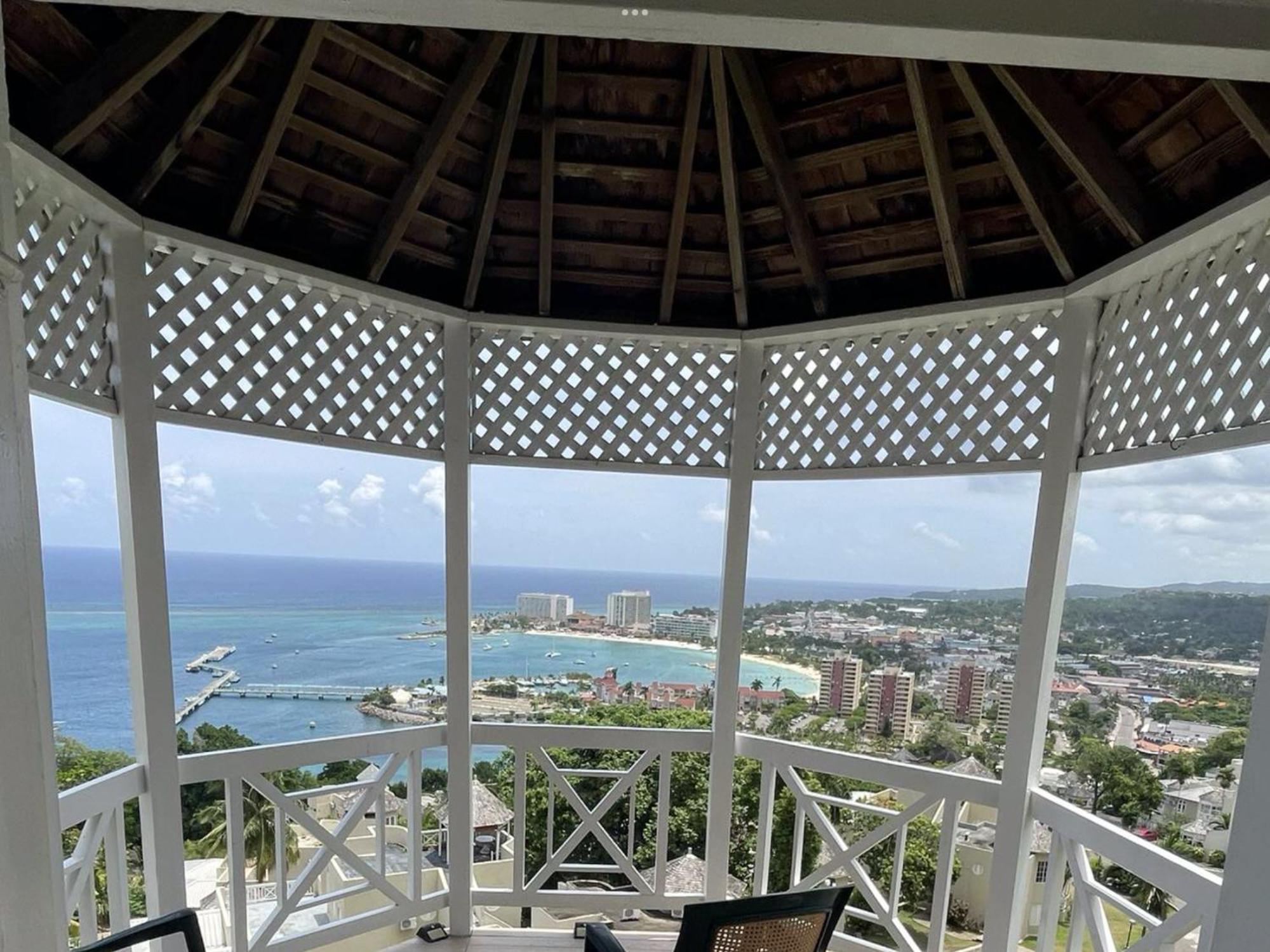 Oceanbreeze Jamaica Penthouse, 7-Minute Walk To Beach オーチョ・リオス エクステリア 写真