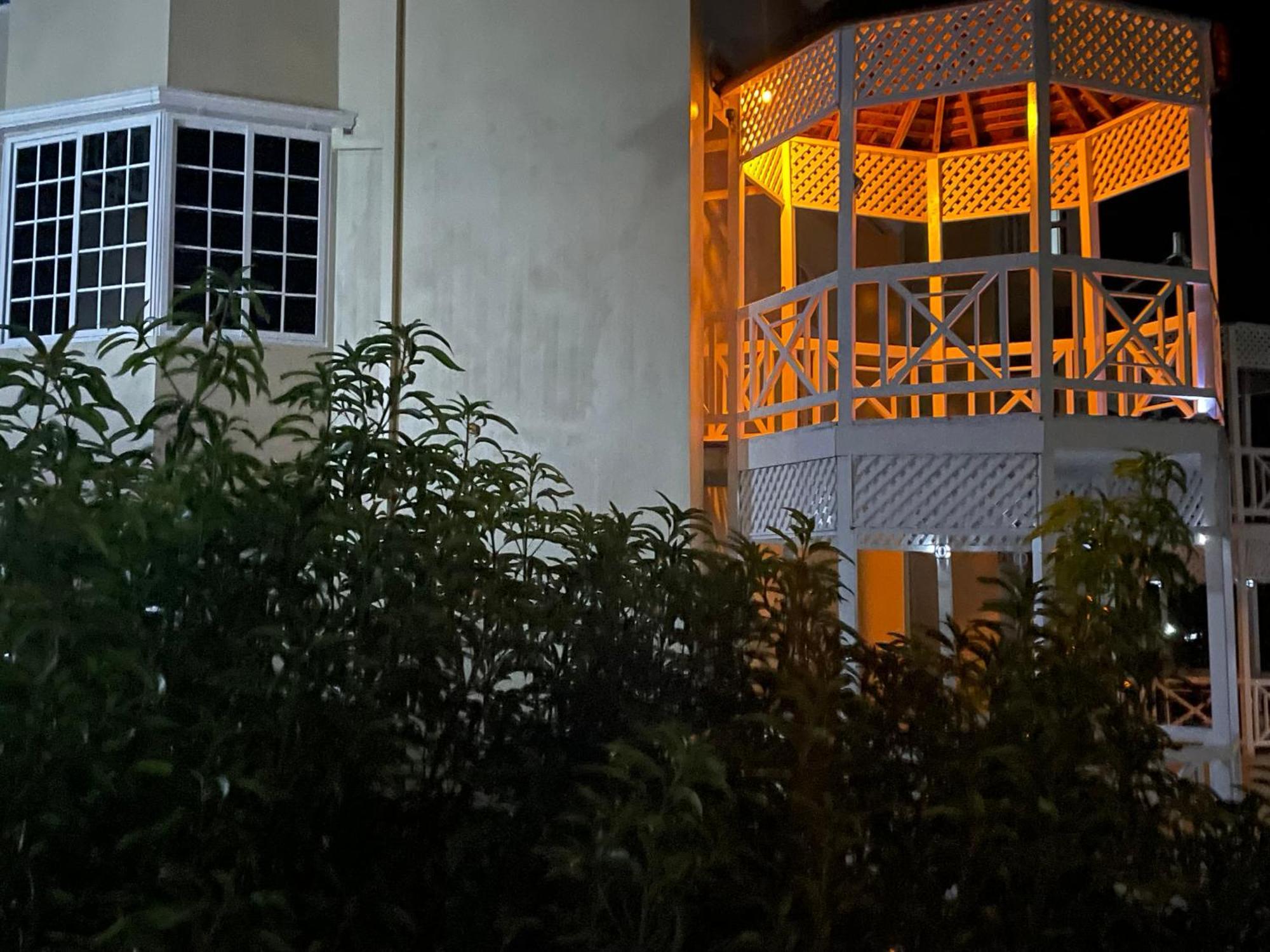 Oceanbreeze Jamaica Penthouse, 7-Minute Walk To Beach オーチョ・リオス エクステリア 写真