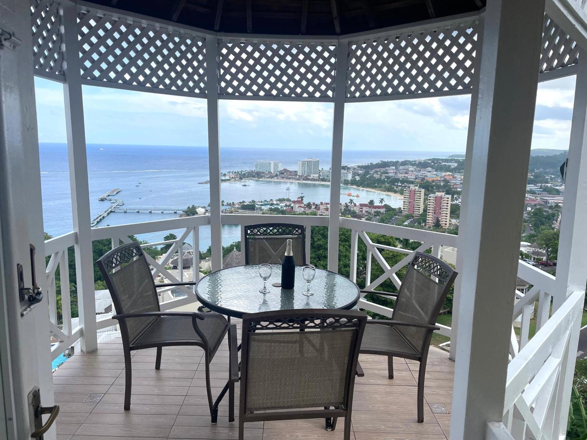 Oceanbreeze Jamaica Penthouse, 7-Minute Walk To Beach オーチョ・リオス エクステリア 写真