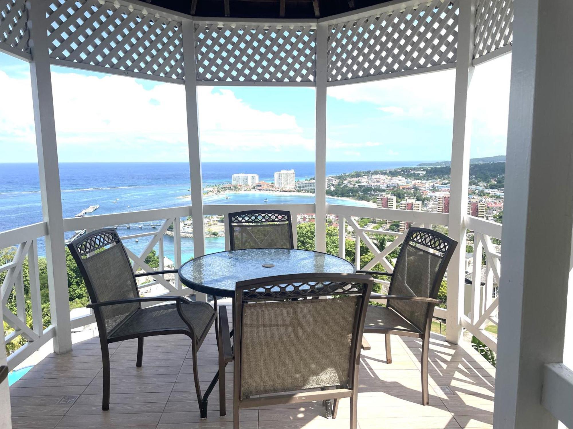 Oceanbreeze Jamaica Penthouse, 7-Minute Walk To Beach オーチョ・リオス エクステリア 写真