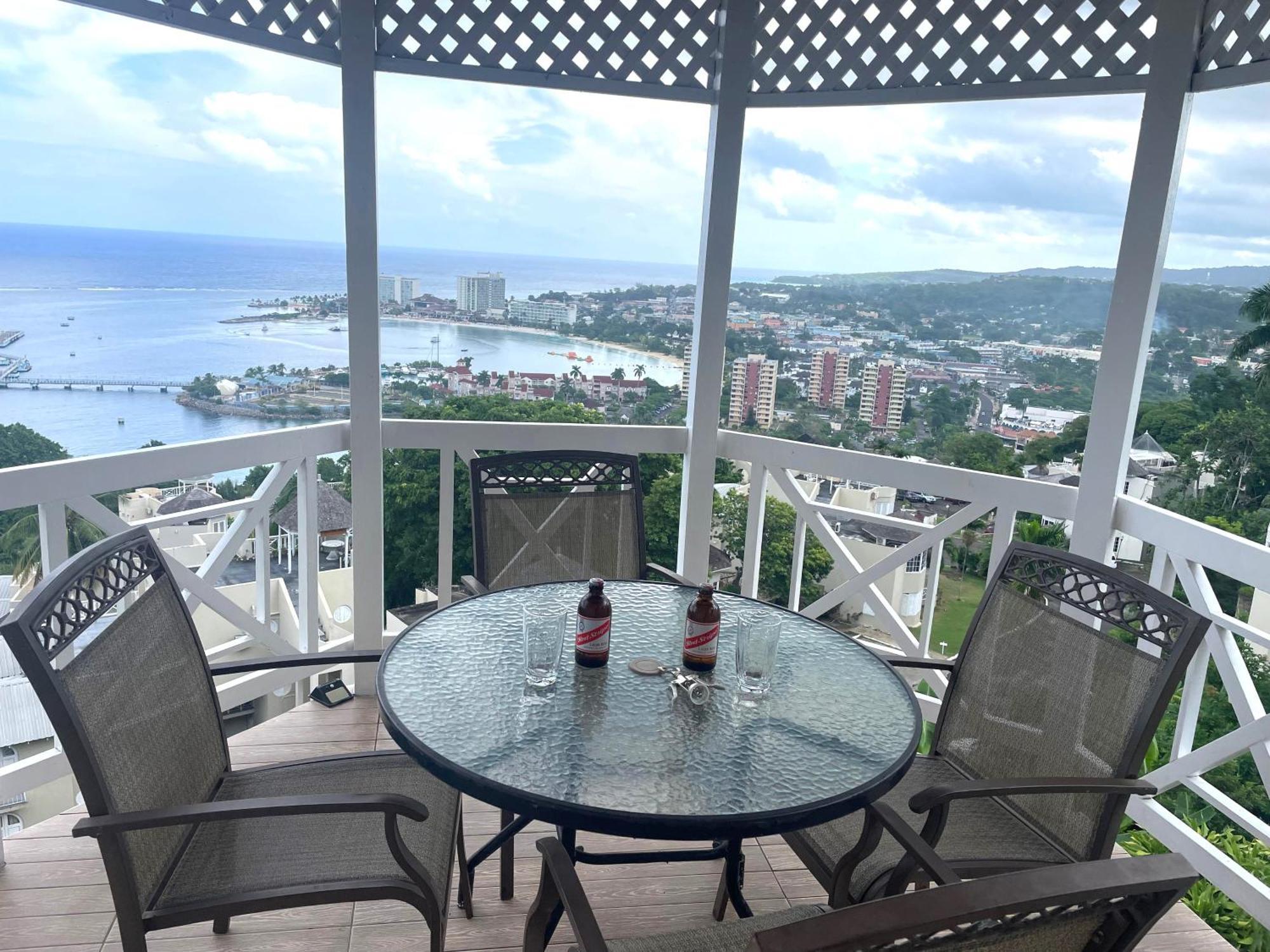 Oceanbreeze Jamaica Penthouse, 7-Minute Walk To Beach オーチョ・リオス エクステリア 写真