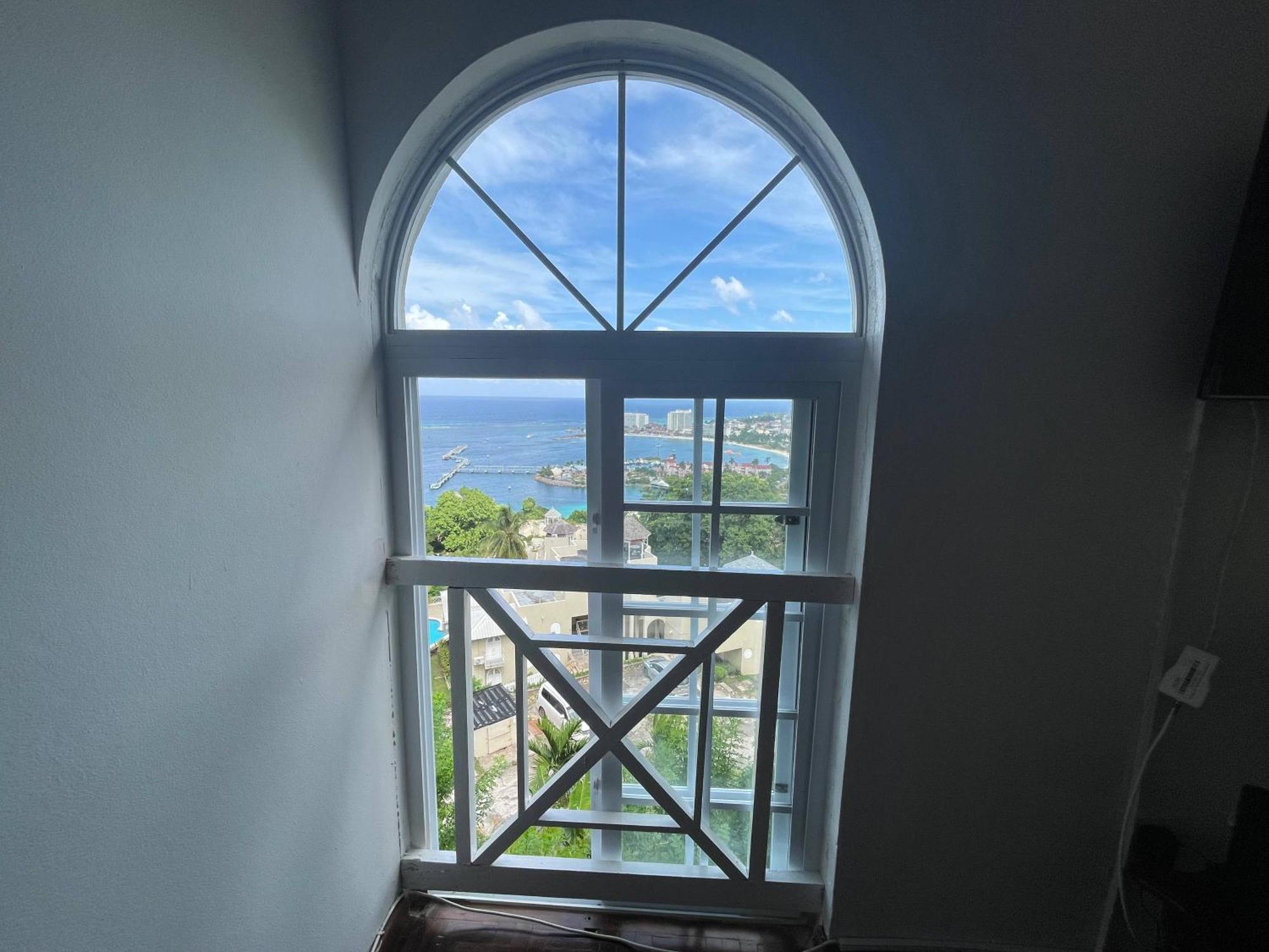 Oceanbreeze Jamaica Penthouse, 7-Minute Walk To Beach オーチョ・リオス エクステリア 写真