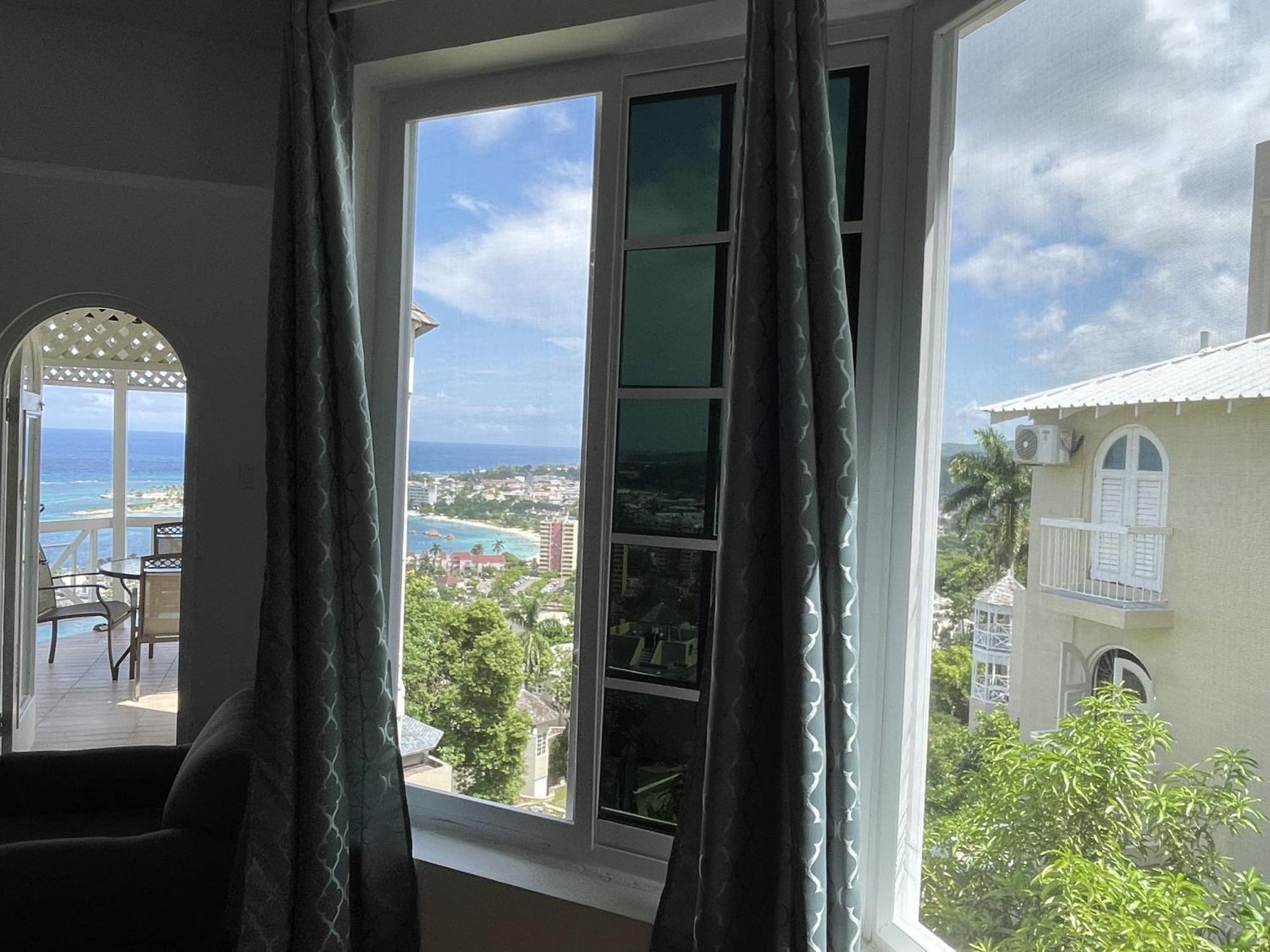 Oceanbreeze Jamaica Penthouse, 7-Minute Walk To Beach オーチョ・リオス エクステリア 写真