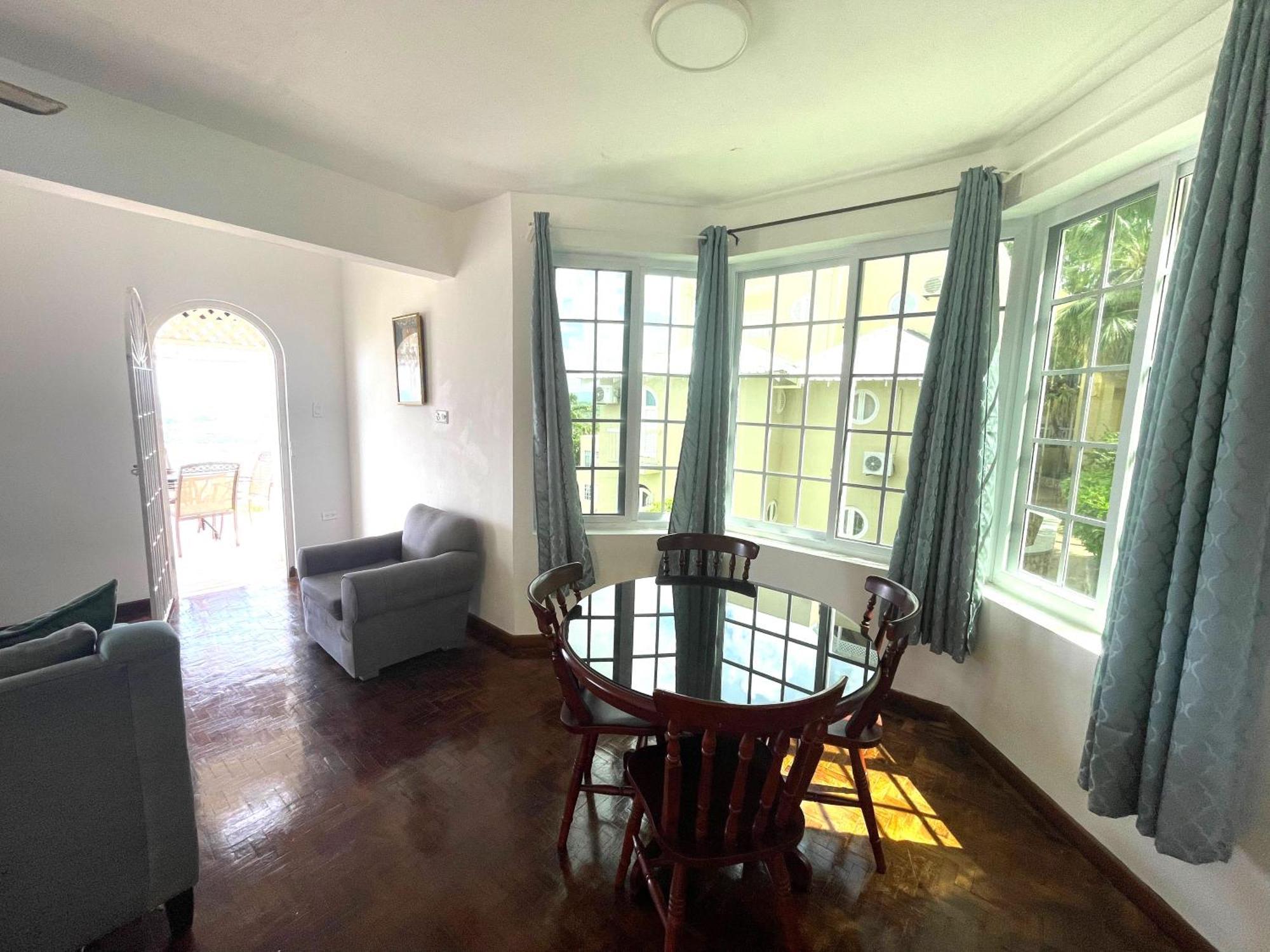 Oceanbreeze Jamaica Penthouse, 7-Minute Walk To Beach オーチョ・リオス エクステリア 写真