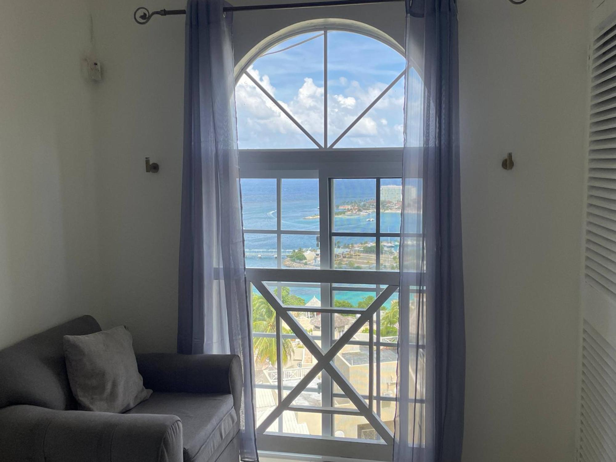Oceanbreeze Jamaica Penthouse, 7-Minute Walk To Beach オーチョ・リオス エクステリア 写真