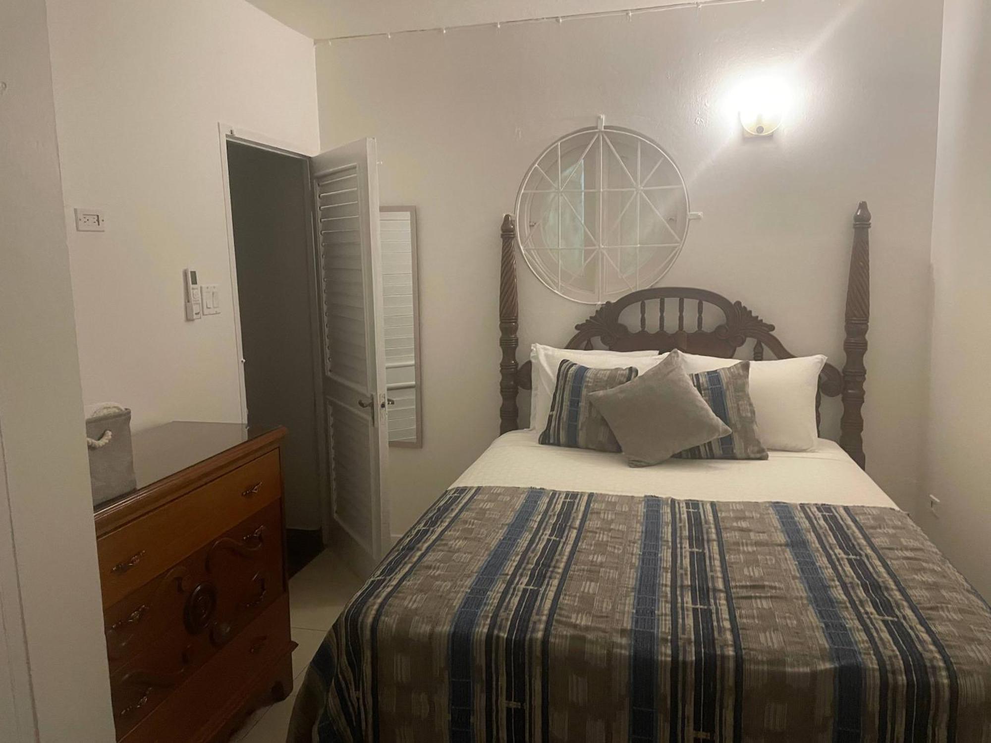Oceanbreeze Jamaica Penthouse, 7-Minute Walk To Beach オーチョ・リオス エクステリア 写真