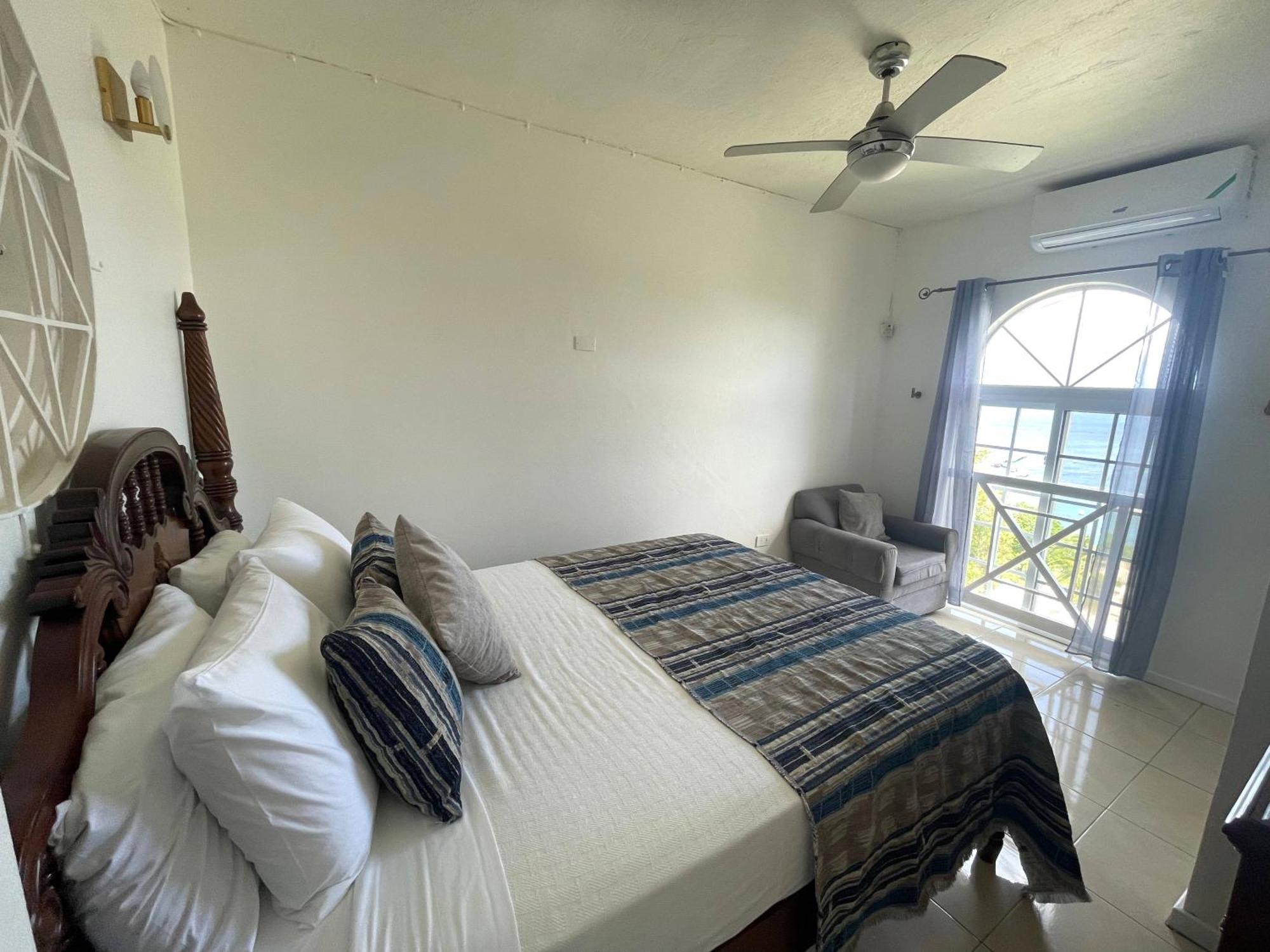 Oceanbreeze Jamaica Penthouse, 7-Minute Walk To Beach オーチョ・リオス エクステリア 写真
