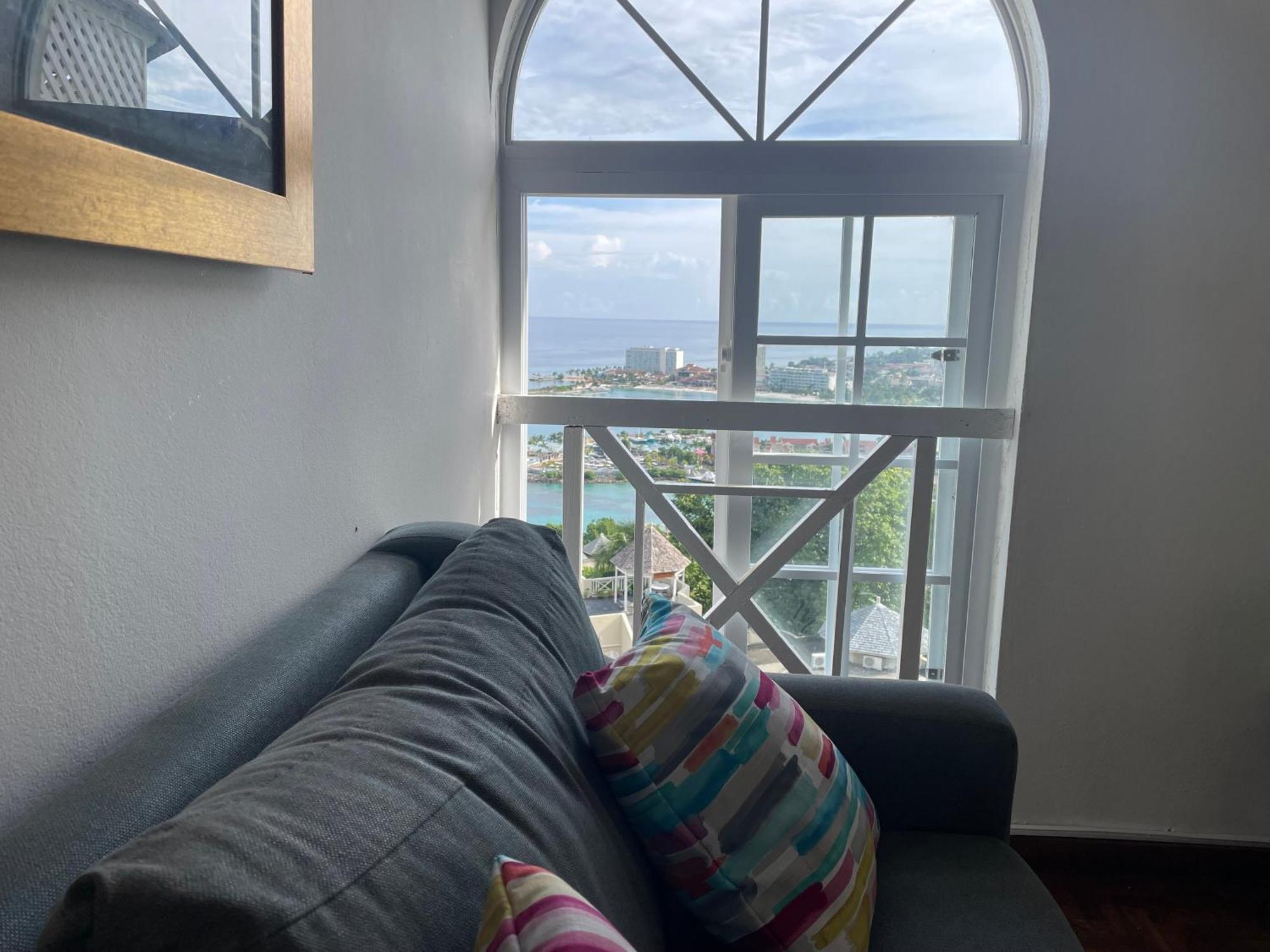 Oceanbreeze Jamaica Penthouse, 7-Minute Walk To Beach オーチョ・リオス エクステリア 写真