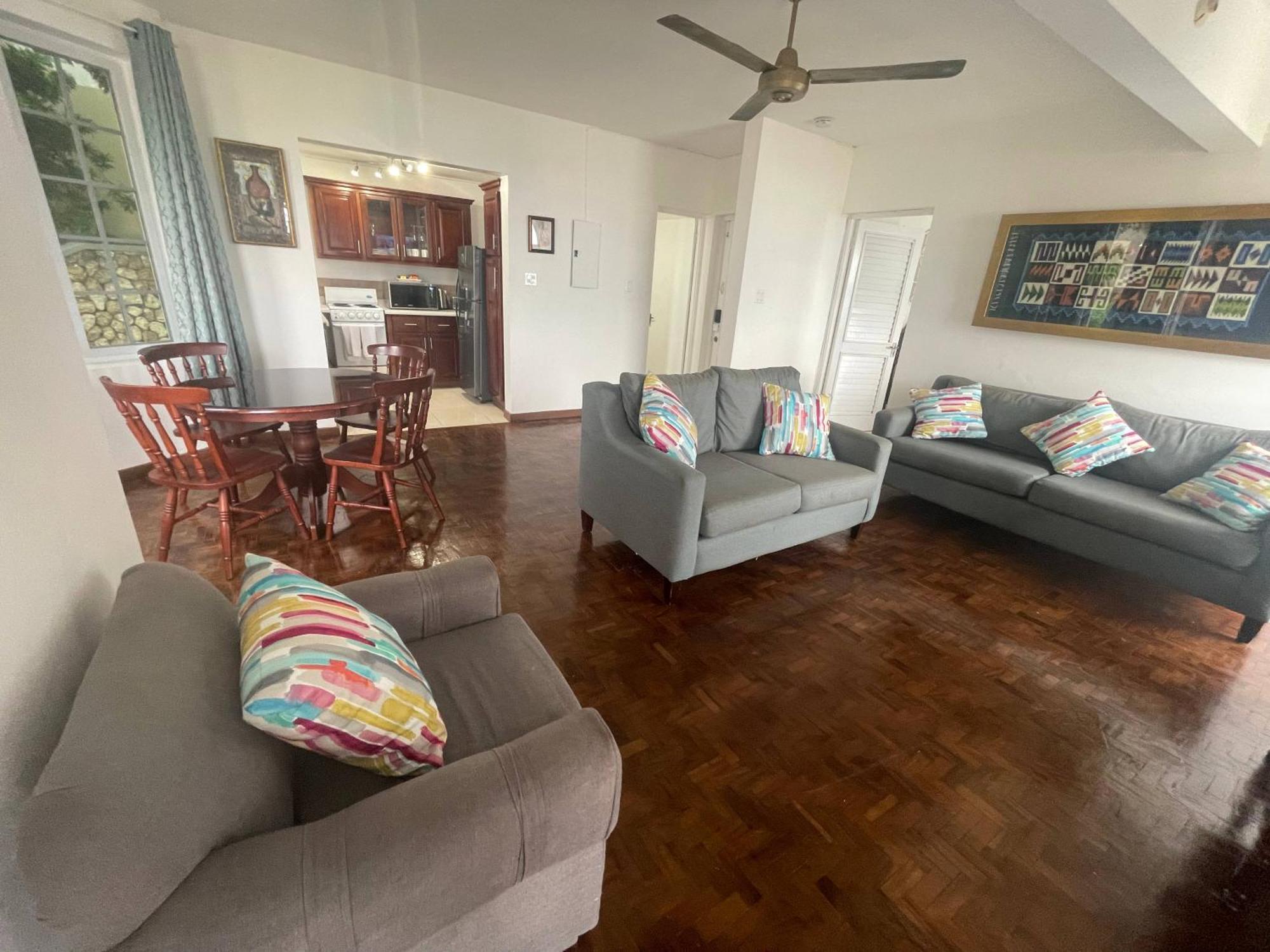 Oceanbreeze Jamaica Penthouse, 7-Minute Walk To Beach オーチョ・リオス エクステリア 写真