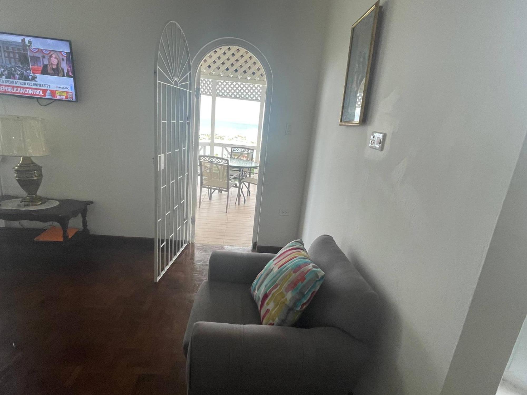 Oceanbreeze Jamaica Penthouse, 7-Minute Walk To Beach オーチョ・リオス エクステリア 写真